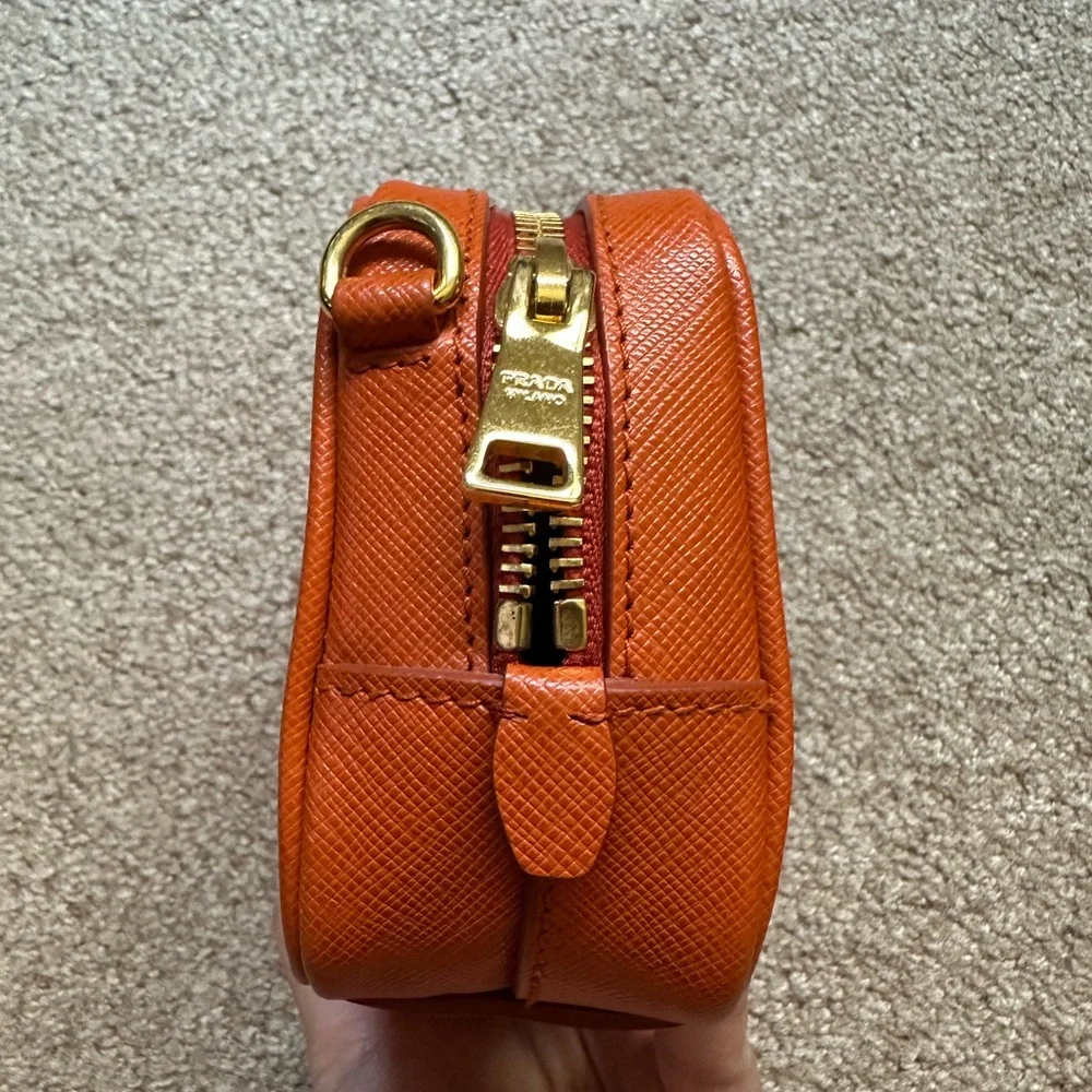 Authentic Prada Saffiano camera bag - Picture 5 of 10